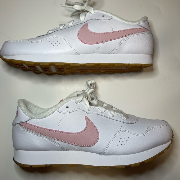 Nike retro sneakers! - Picture 1 of 3